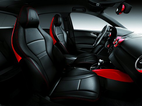 Audi - Il top della gamma Audi A1 amplified advanced è riservato alle motorizzazioni più performanti ed aggiunge al pack di dotazioni elementi S line sport, riconoscibili nei sedili in pelle Nappa con cuciture Parade Red o Dark Silver.  width=