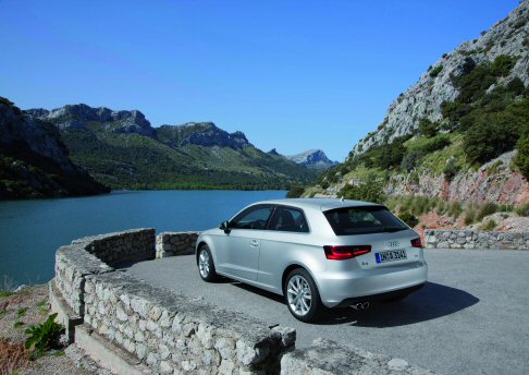 Audi - Tra le caratterizzazioni estetiche si nota nel frontale la calandra grande single-frame esagonale e i fari xeno plus, cui sono abbinati le luci diurne in tecnologia LED.  width=