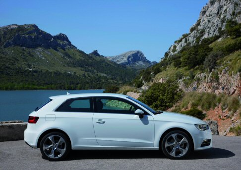 Audi - L’equipaggiamento di serie offre anche i dispositivi di assistenza ripresi dalle vetture della classe superiore, con un comfort di guida eccellente. width=