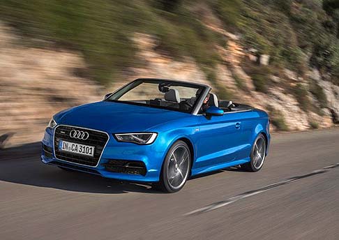 Audi - La capote è in tela azionabile con un comando elettrico, che consente l'apertura e la chiusura in 18 secondi anche con l'auto in movimento, fino alla velocità di 50 km/h. width=