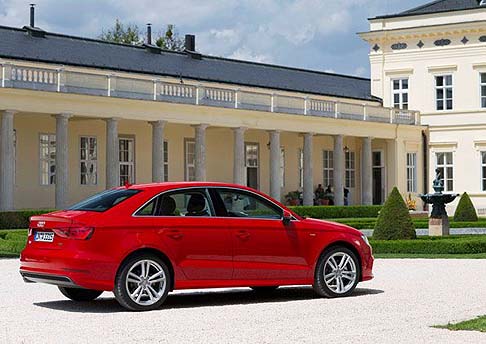 Audi - La sportiva Ambition aggiunge assetto più rigido e ribassato di 1,5 cm, cerchi in lega da 18 pollici, sedili anteriori contenitivi, terminali di scarico cromati, radio MMI e sistema di informazioni con display a colori. width=