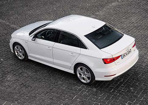 Audi - Il tetto piatto sfuma nei montanti posteriori, mentre i passaruota sono sporgenti. width=