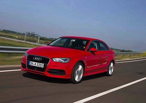 Audi - Come in ogni vettura del brand, elemento distintivo del frontale è la griglia single-frame. width=