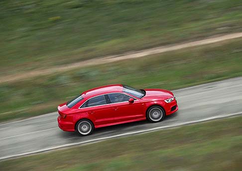 Audi - Il catalogo vede l’offerta di tre allestimenti Attraction, Ambition e Ambiente. La dotazione di serie include climatizzatore manuale, poggiabraccia centrale anteriore, assetto dinamico, cerchi in lega di alluminio a 5 razze da 17 pollici. width=