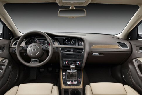 Audi - Le versioni a trazione anteriore sono abbinate al cambio manuale a 6 marce o sequenziale multitronic, mentre le versioni a trazione integrale sono disponibili sia col cambio meccanico che a doppia frizione S tronic a 7 rapporti. width=
