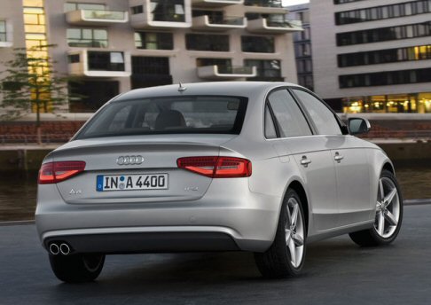 Audi - Audi A4 promette dimensioni maggiorate: berlina e Avant ora misurano 4,7 metri di lunghezza, mentre le A4 allroad e S4 sono lunghe 4,72 metri. width=