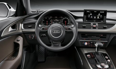 Audi - Il cambio in dotazione per le unità a benzina è s-tronic a doppia frizione e a 7 rapporti, mentre per il motore a benzina è previsto un cambio automatico a 8 rapporti. width=