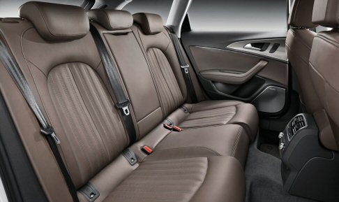 Audi - L’infotainment è affidato, invece, al sistema multimediale MMI, al navigatore satellitare e all’impianto audio ad alta fedeltà Bang&OLufsen.  width=