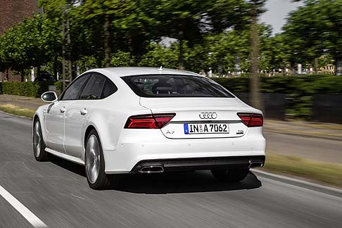 Audi - Lunga 4,974 metri, larga 1,911 m, alta 1,420 m, la nuova Audi A7 Sportback offre un ricco corredo di serie, che include dotazioni esterne come i cerchi in lega a 7 razze con design dinamico.  width=