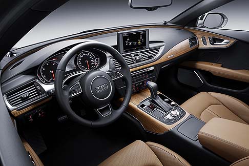 Audi - Al lancio saranno disponibili cinque differenti motorizzazioni. I prezzi sono compresi tra i 60.918 euro della versione A7 Sportback 3.0 TDI 218 CV ultra S tronic e i 70.610 euro del top di gamma A7 Sportback 3.0 TDI 320 CV quattro tiptronic.  width=