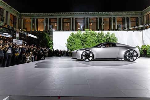 Audi - Audi Concept C vista laterale della vettura futuristica dei quattro anelli. Scopri il nuovo prototipo Audi Concept C. Guarda le foto!