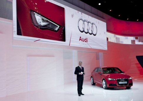 Audi - Sul frontale risalta la calandra single-frame tipica dei modelli Audi. A richiesta Audi fornisce i fari xeno plus, cui sono abbinate le luci diurne in tecnologia LED. width=
