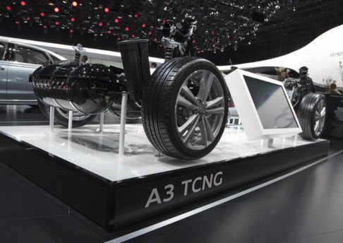 Audi - Il cliente ha la possibilità di scegliere fra molti optional, come l’Audi adaptive light, il telaio Audi magnetic ride e il tetto panoramico in vetro.  width=