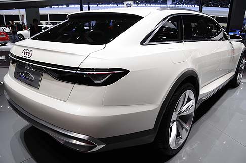 Audi - La propulsione si avvale di un motore 4.0 TFSI, un biturbo V8 sovralimentato, un motore elettrico integrato nel cambio tiptronic a otto rapporti , che erogano fino a 734 CV . width=