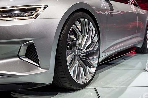 Audi - La fiancata esprime il carattere deciso della concept. I cerchi con dieci razze a Y ritorte conferiscono forza e leggerezza. width=