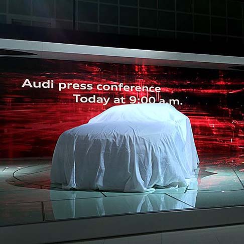 Audi - La carrozzeria è composta in gran parte da alluminio e acciaio ad altissima resistenza. I finestrini hanno una cornice in alluminio opacizzato e lucidato che sfocia in una superficie di alluminio massiccio. width=
