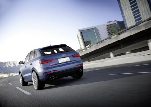 Audi - Gli interni risultano molto luminosi grazie al tetto in vetro dominato dal nero, che ritroviamo nel cielo dell’abitacolo, nella moquette, nei tappetini, nella plancia in pelle e gran parte dei rivestimenti in pelle Nappa fine. width=