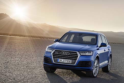 Audi - La rinnovata Audi Q7 sfoggia un design che segue il nuovo orientamento di stile dei Quattro Anelli. width=
