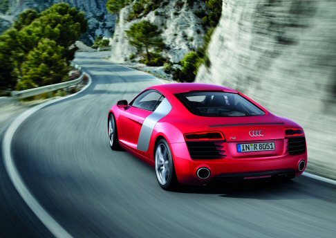 Audi - Ancora più dinamica grazie al cambio S Tronic, la rinnovata R8, modello di punta dei quattro anelli per le sue doti sportive, non dimentica di aggiornare gli elementi stilistici, sia interni che esterni, e le qualità meccaniche.  width=