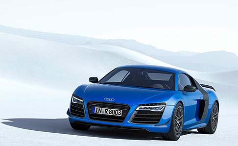 Audi - Esternamente si nota la livrea realizzata nella tinta blu Ara cristallo. Un grande spoiler posteriore fisso, realizzato in fibra di carbonio rinforzata, aumenta la deportanza sull’assale posteriore.  width=