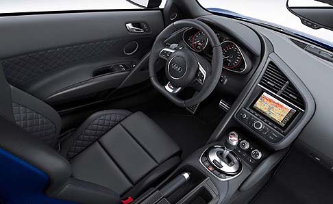 Audi - A bordo troviamo dettagli di colore blu. I sedili a guscio reclinabili sono rivestiti in pelle Nappa con impuntura a losanghe in colore Blu Sepang, mentre le coperture degli schienali sono verniciate in blu Ara. width=