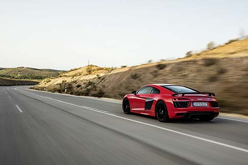 Audi - Per quanto riguarda i rivestimenti, i Clienti possono scegliere tra Alcantara e pelle Nappa fine in diversi abbinamenti cromatici.  width=