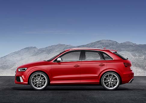 Audi - La RS Q3 abbina alle caratteristiche dei modelli RS, come la potenza e il piacere di guida, a soluzioni estetiche di grande appeal insieme ad una elevata praticità.  width=