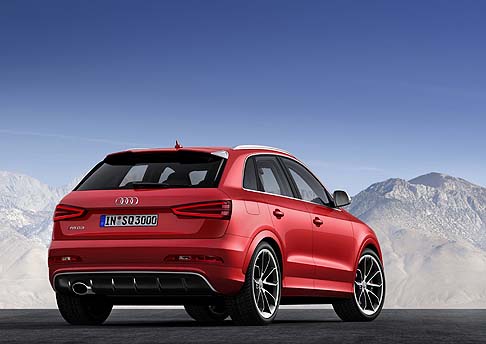 Audi - Per una distribuzione ottimale del peso, la batteria si trova nel bagagliaio, mentre le ruote posteriori sono guidate da sospensioni indipendenti a quattro bracci. width=