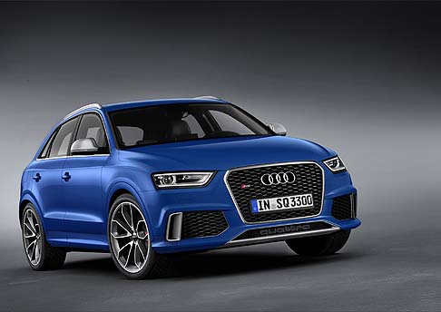 Audi - Per quanto riguarda il design, invece, la nuova Audi RS Q3 presenta dettagli specifici come le modanature sulla carrozzeria, i mancorrenti in alluminio opaco sul tetto, i profili sottoporta. width=