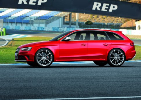 Audi - Il V8 aspirato consente un balzo da 0 a 100 km/h in soli 4,7 secondi, mentre la punta massima registrata è pari a 250 km/h (su richiesta il limite può essere portato a 280 km/h).  width=