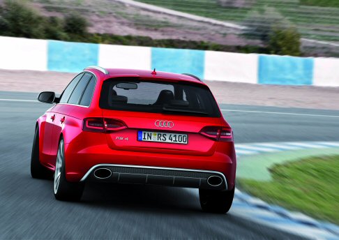 Audi - Il look è sportivo e sottolineato da elementi specifici, come la calandra single-frame di forma esagonale, con griglia a nido d’ape di colore antracite lucida che riporta il logo RS4. width=