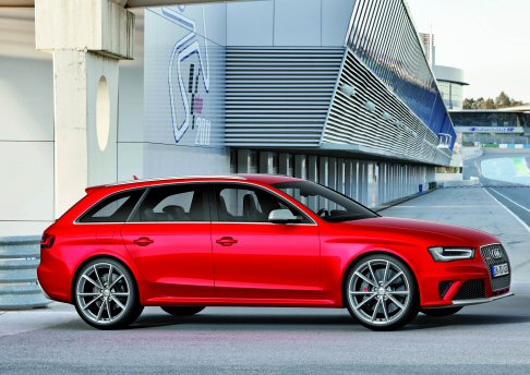Audi - Nonostante la vocazione ultradinamica, la Audi RS4 rappresenta una soluzione ideale anche per la mobilità quotidiana. Il debutto in listino è previsto per ottobre 2012 con prezzi a partire da 78.500 euro. width=