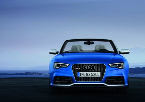 Audi - La capote in tessuto si estende sull’abitacolo, mentre uno speciale rivestimento in espanso garantisce un opportuno isolamento acustico per il massimo comfort. width=