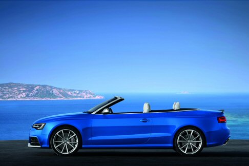 Audi - La spinta propulsiva è garantita dal motore V8 aspirato con iniezione diretta FSI e 4.163 cm3 di cilindrata dalla potenza di ben 450 CV a 8.250 giri, con una coppia massima di 430 Nm fra 4.000 e 6.000 giri. width=