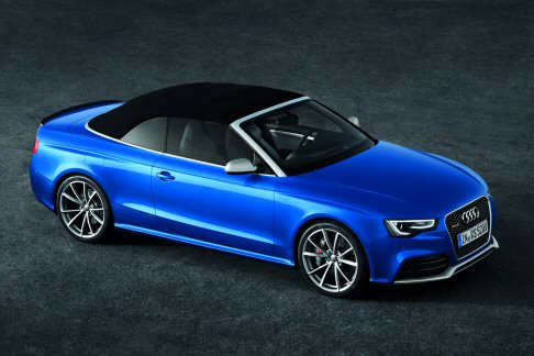 Audi - La Audi RS 5 Cabriolet vanta un ricco equipaggiamento di serie che include l’assistente al parcheggio plus, sedili anteriori riscaldati, porgicintura automatici, un frangivento, il pacchetto luci, il sistema d’informazione con consiglio di pausa. width=