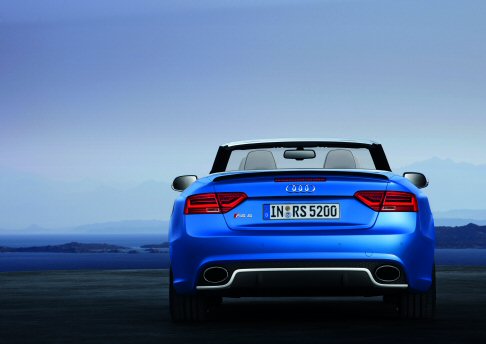 Audi - Fra le dotazioni sportive e di lusso a richiesta è disponibile il riscaldamento per la zona della testa regolabile su tre livelli, il controllo automatico degli abbaglianti, i fari adattivi adaptive light e il climatizzatore automatico a 3 zone. width=