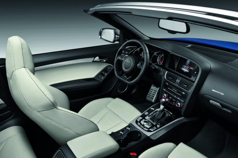 Audi - Per la RS5 Cabriolet sono disponibili tutti i sistemi di assistenza della gamma A5: adaptive cruise control, Audi side assist, Audi active lane assist. width=