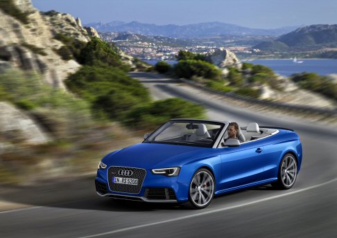 Audi - Dinamismo e divertimento puro per la nuova en plein air dei quattro anelli Audi RS 5 Cabriolet, che seduce per la combinazione di eleganza e potenza.  width=