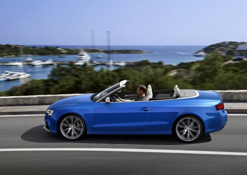 Audi - La capote si apre in 15 secondi e si chiude in 17 secondi. Sia l’apertura sia la chiusura possono essere effettuate durante la marcia fino a una velocità di 50 km/h. width=