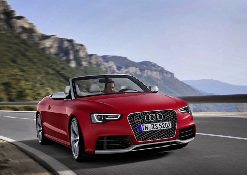 Audi - L’Audi RS 5 Cabriolet, il cui listino parte da 94.500 euro, ha una carrozzeria estremamente rigida, elemento essenziale per un handling sportivo, un’elevata sicurezza in caso di impatto e massima silenziosità a bordo. width=