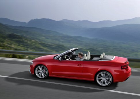 Audi - Per ridurre il peso e ottimizzare la ripartizione dei carichi sugli assi, i parafanghi anteriori della Audi RS 5 Cabriolet sono in alluminio. Gli interni offrono una elevata qualità delle finiture e i comandi sono semplici e intuitivi,  width=