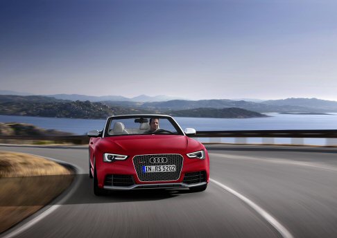 Audi - Per quanto riguarda l’impianto frenante si impiegano dischi forati auto ventilanti. I perni collegano i dischi con le campane in alluminio come sulle auto sportive. width=