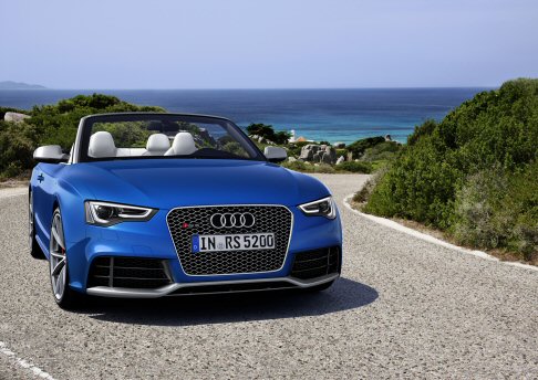 Audi - Il conducente ha diverse modalità a disposizione per usare il cambio a sette rapporti S tronic. Il livello completamente automatico comprende i programmi D (Drive) e S (Sport).  width=
