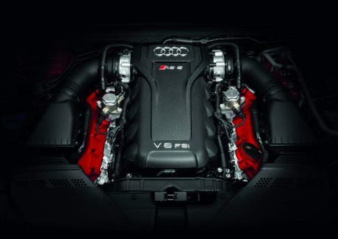 Audi - A bordo della nuova Audi RS 5 Cabriolet il differenziale centrale a corona dentata interagisce con il software intelligente della gestione dei freni; il torque vectoring interviene su tutte e quattro le ruote.  width=