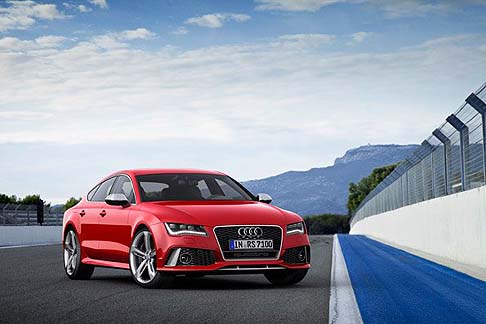 Audi - Di serie la Audi RS 7 Sportback è dotata di cerchi fucinati in alluminio da 20 pollici a sette doppie razze. I dischi dei freni autoventilanti sono stati realizzati con il design wave. width=