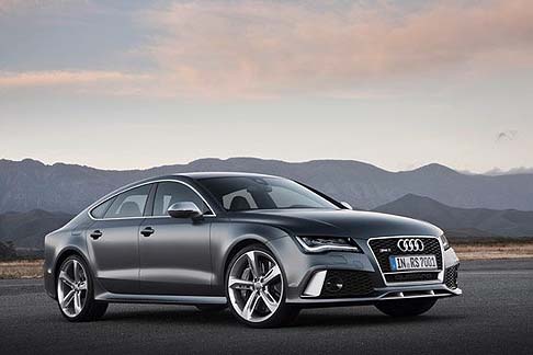 Audi - Gli interni della Audi RS 7 Sportback riprendono il design esterno. L'elemento principale è il wrap-around, una linea orizzonte situata sotto il parabrezza. width=
