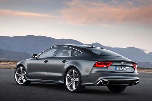 Audi - La spinta propulsiva dell’Audi RS 7 Sportback viene garantita dal motore 4.0 TFSI, la cui potenza massima di 560 CV (412 kW) si sviluppa da 5.700 a 6.600 giri. width=