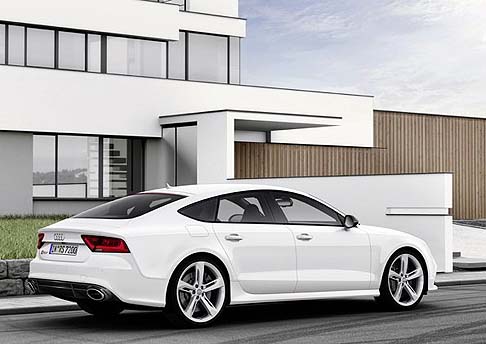 Audi - La RS 7 Sportback è tra le prime RS Audi a montare di serie delle sospensioni pneumatiche a taratura specifica.  width=