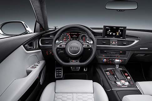 Audi - Audi offre anche la sospensione sportiva RS con Dynamic Ride Control (DRC) come alternativa. Un ulteriore opzione è lo sterzo dinamico, con il suo rapporto di sterzo a variazione continua. width=