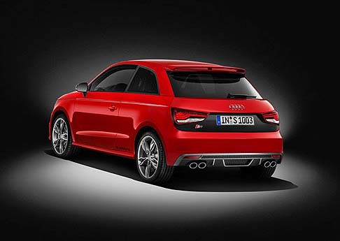 Audi - Di serie troviamo i sedili sportivi con finitura mista pelle Milano e tessuto Olympic, volante sportivo a tre razze, pedaliera in alluminio, oltre al climatizzatore automatico, l’impianto audio CD a sei altoparlanti con schermo retraibile da 6,5 pollici. width=